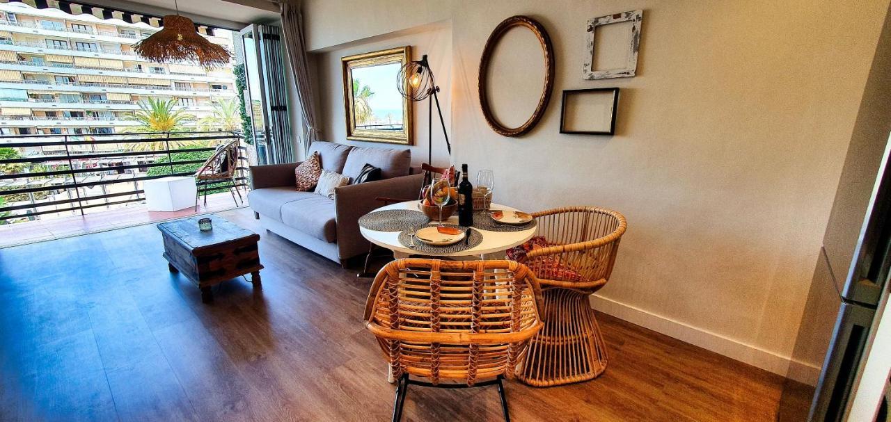 Stunning On The Beachfront With Sea Views In Center. Apartamento Marbella