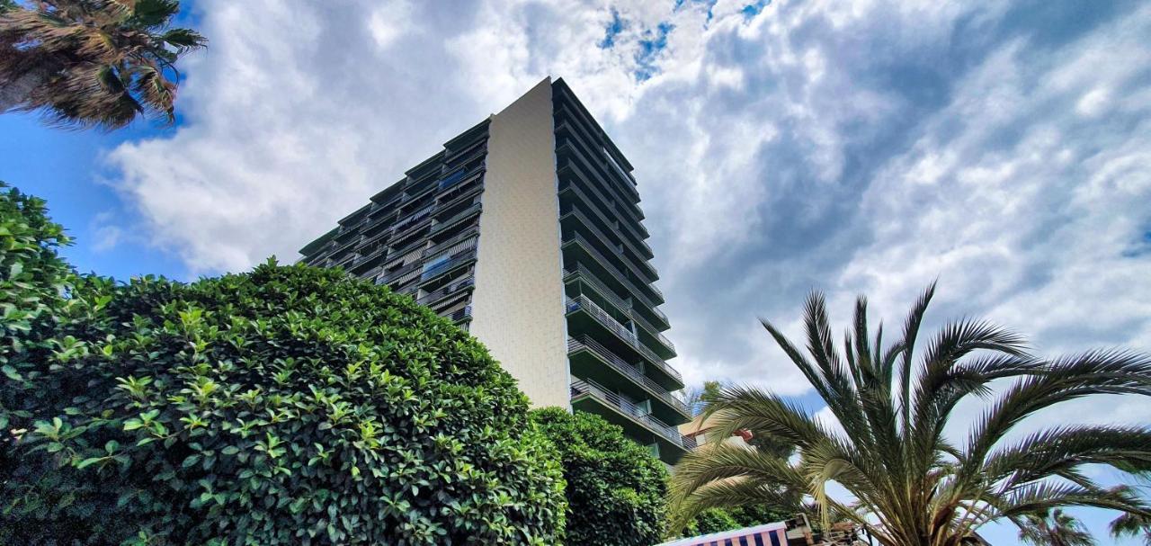 Stunning On The Beachfront With Sea Views In Center. Apartamento Marbella